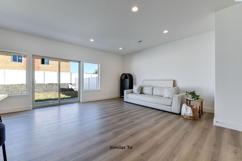 Photo of 10442 Clearwater Dr, Kennewick, WA 99336 (MLS # 291363)