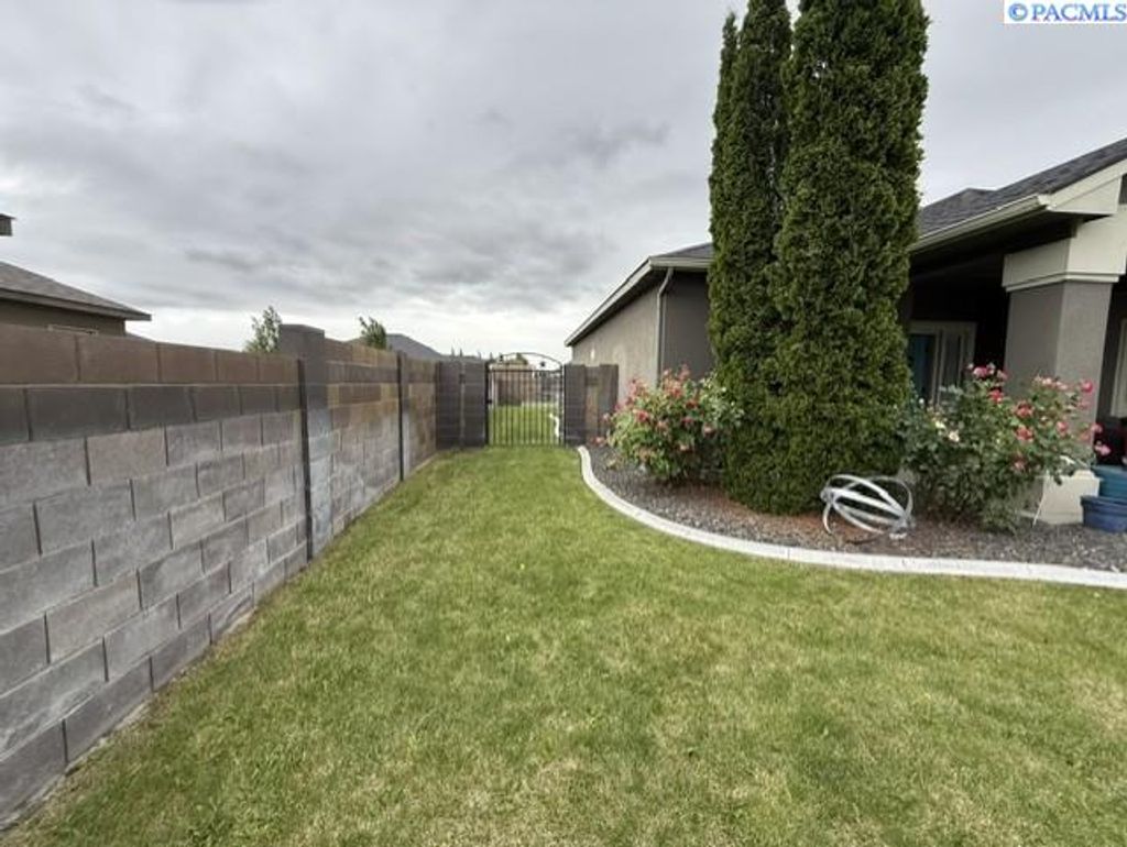Photo of 6535 Cobalt Dr, West Richland, WA 99353 (MLS # 292951)