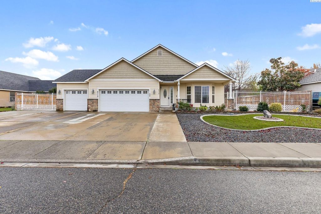 Photo of 4112 Segovia Dr, Pasco, WA 99301 (MLS # 288706)