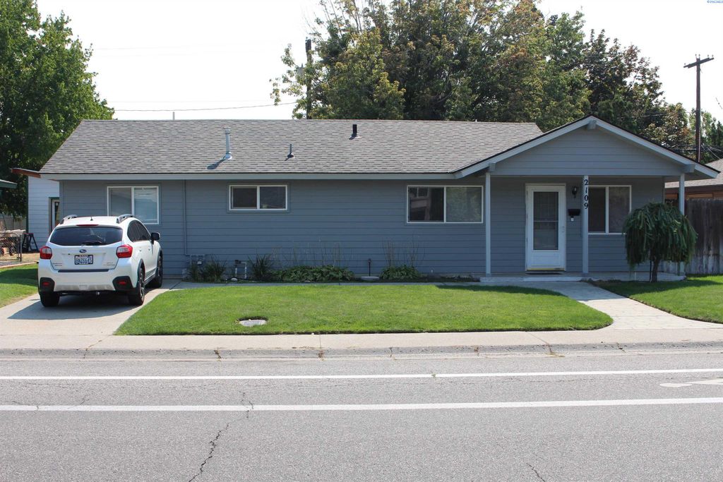 Photo of 2109 Duportail St, Richland, WA 99352 (MLS # 287772)