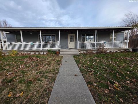 Photo of 220 Goethals Dr, Richland, WA 99352 (MLS # 289342)