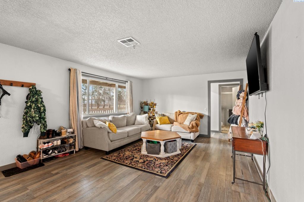 Photo of 220 Goethals Dr, Richland, WA 99352 (MLS # 289342)