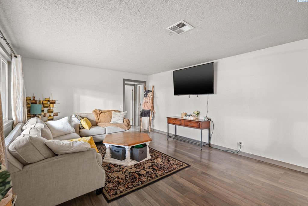 Photo of 220 Goethals Dr, Richland, WA 99352 (MLS # 289342)