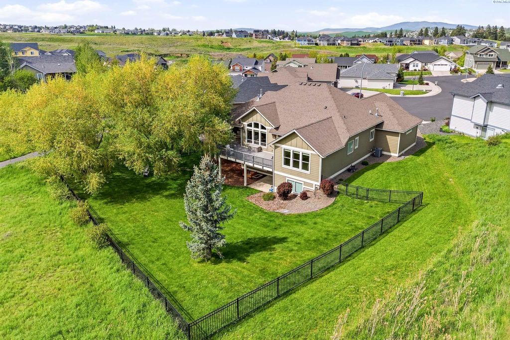 Photo of 840 SW Blue Heron Ct, Pullman, WA 99163 (MLS # 292890)