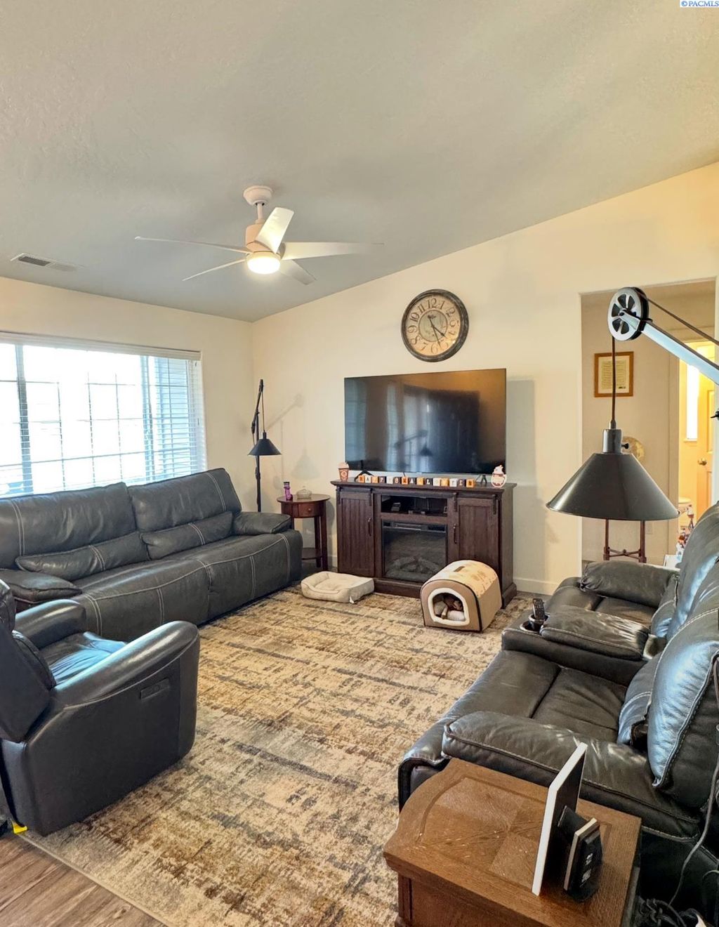 Photo of 4806 Catalonia Dr, Pasco, WA 99301 (MLS # 288341)