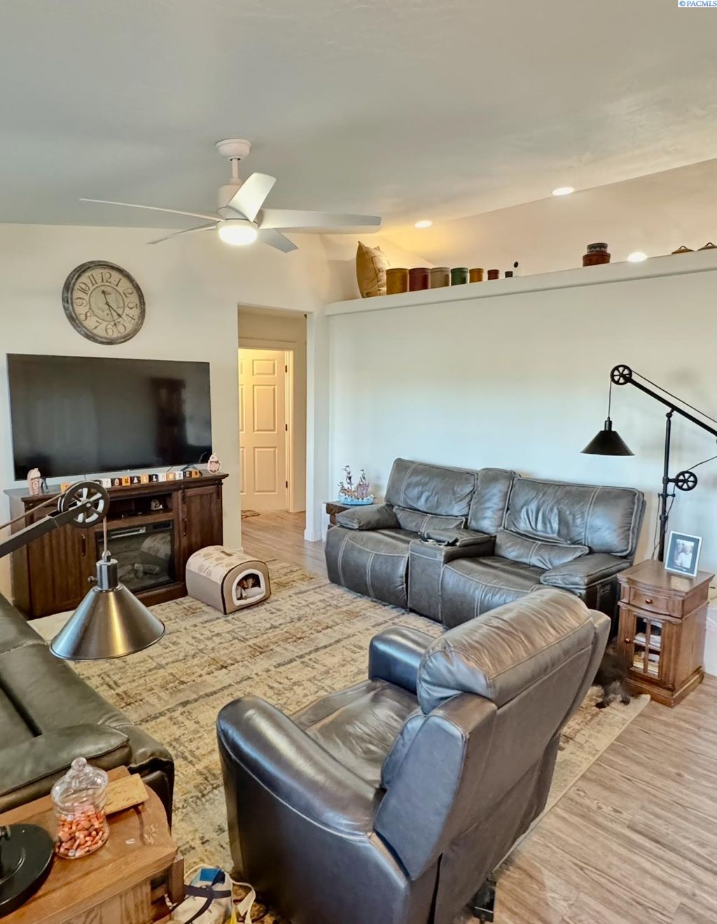 Photo of 4806 Catalonia Dr, Pasco, WA 99301 (MLS # 288341)