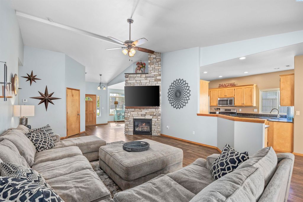 Photo of 5612 W 11th Ave, Kennewick, WA 99338 (MLS # 288262)