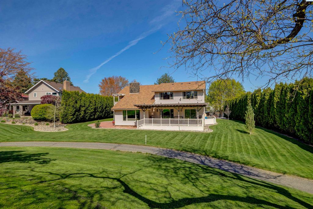 Photo of 241 Pinetree Lane, Richland, WA 99352 (MLS # 292012)