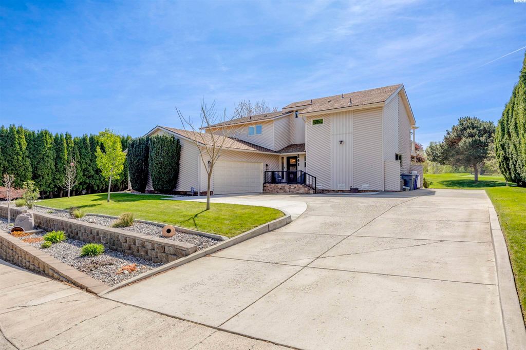 Photo of 241 Pinetree Lane, Richland, WA 99352 (MLS # 292012)