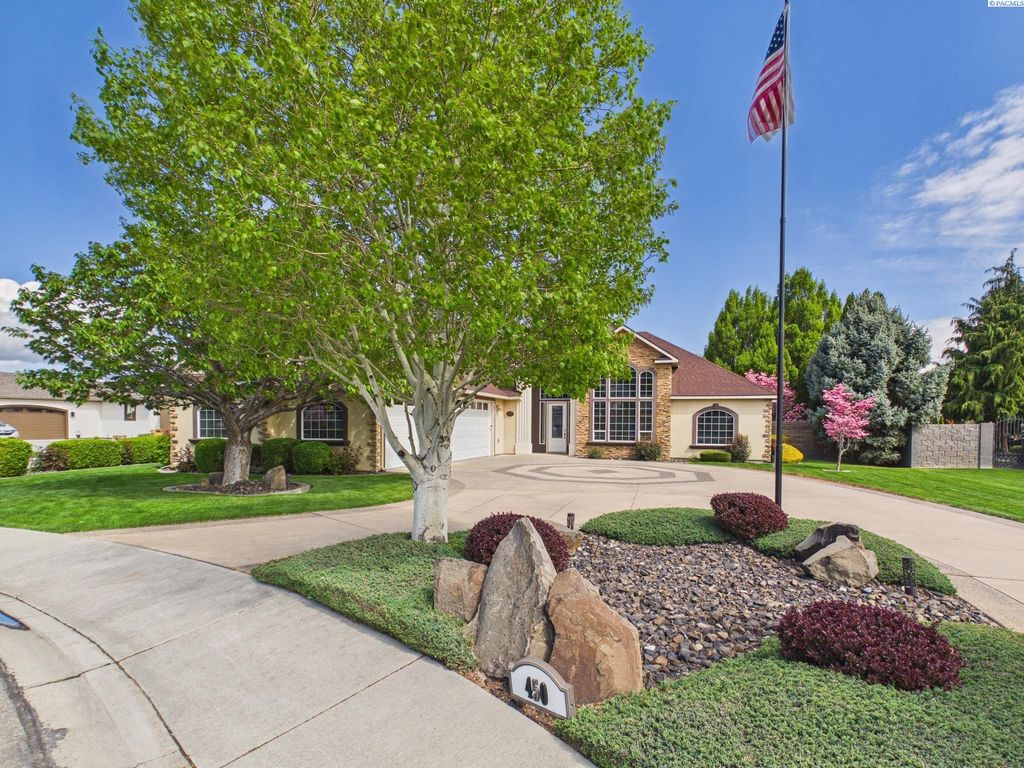 Photo of 450 Winesap Ct, Richland, WA 99352 (MLS # 292152)