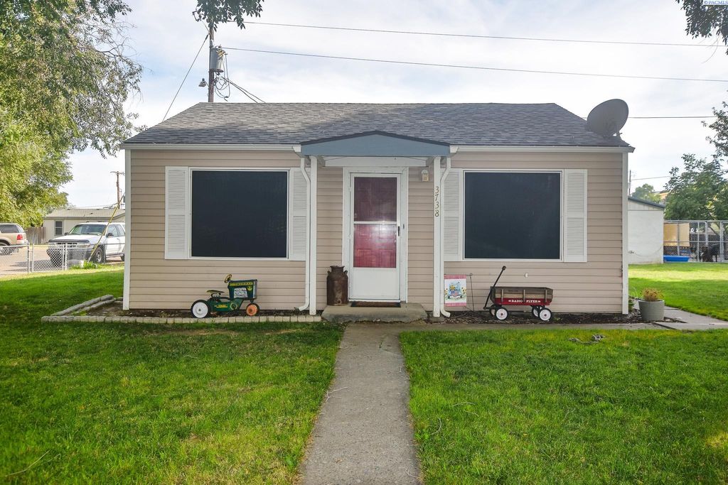 Photo of 3738 Grant Lp Loop, West Richland, WA 99354 (MLS # 286375)