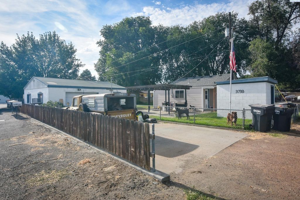 Photo of 3738 Grant Lp Loop, West Richland, WA 99354 (MLS # 286375)