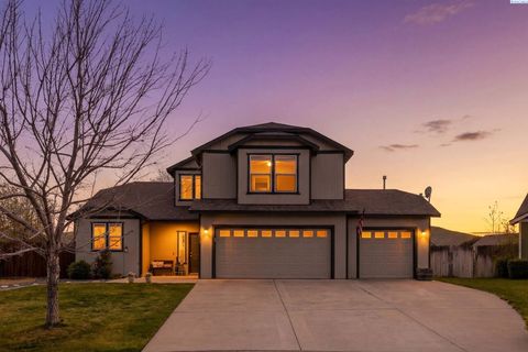 Photo of 3006 Hermandt Ct, West Richland, WA 99353 (MLS # 291799)