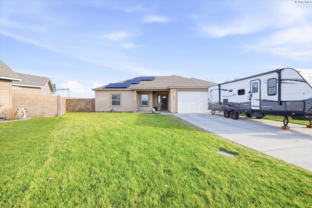 Photo of 2325 Famville Ct, Pasco, WA 99301 (MLS # 289719)