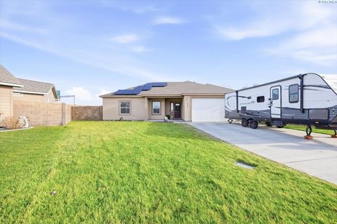 Photo of 2325 Famville Ct, Pasco, WA 99301 (MLS # 289719)