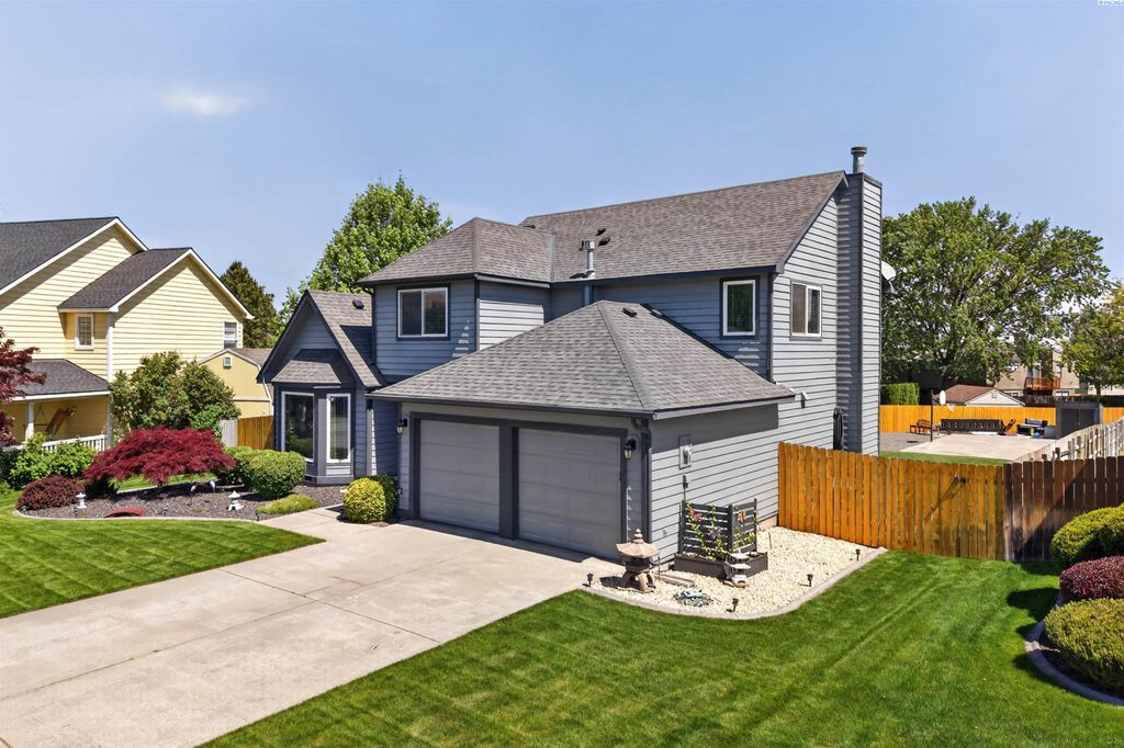 Photo of 1838 Newhaven St, Richland, WA 99352 (MLS # 292846)