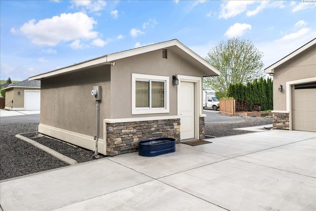 Photo of 8221 W 10th Ave, Kennewick, WA 99336 (MLS # 292167)