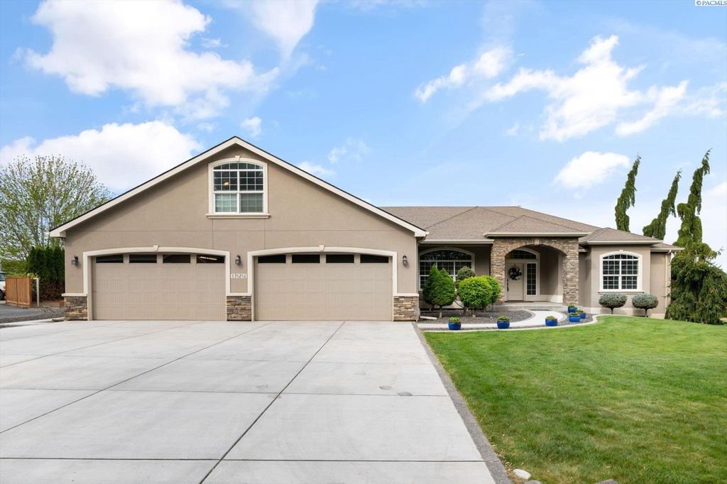 Photo of 8221 W 10th Ave, Kennewick, WA 99336 (MLS # 292167)