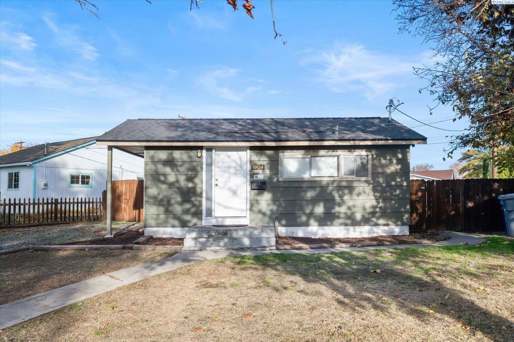 Photo of 1904 Thompson St, Richland, WA 99354 (MLS # 288754)