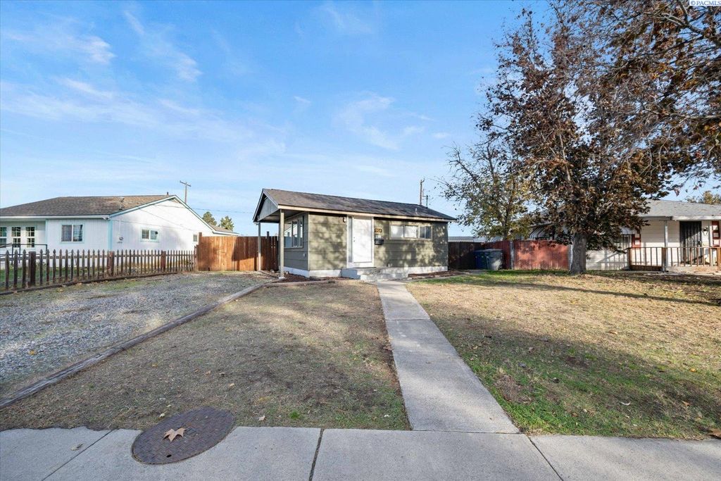 Photo of 1904 Thompson St, Richland, WA 99354 (MLS # 288754)