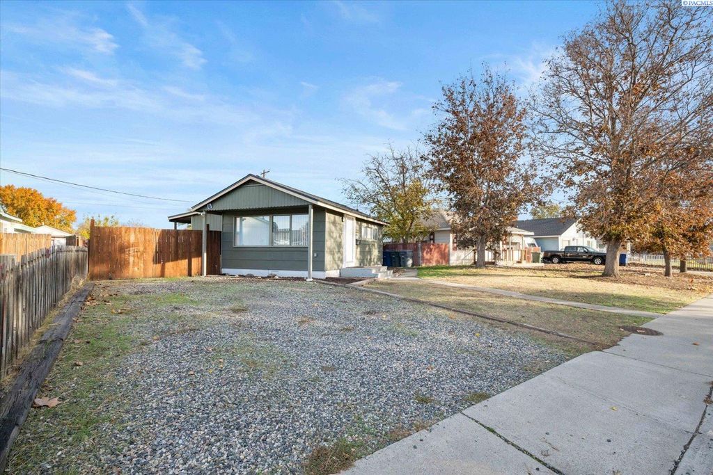 Photo of 1904 Thompson St, Richland, WA 99354 (MLS # 288754)