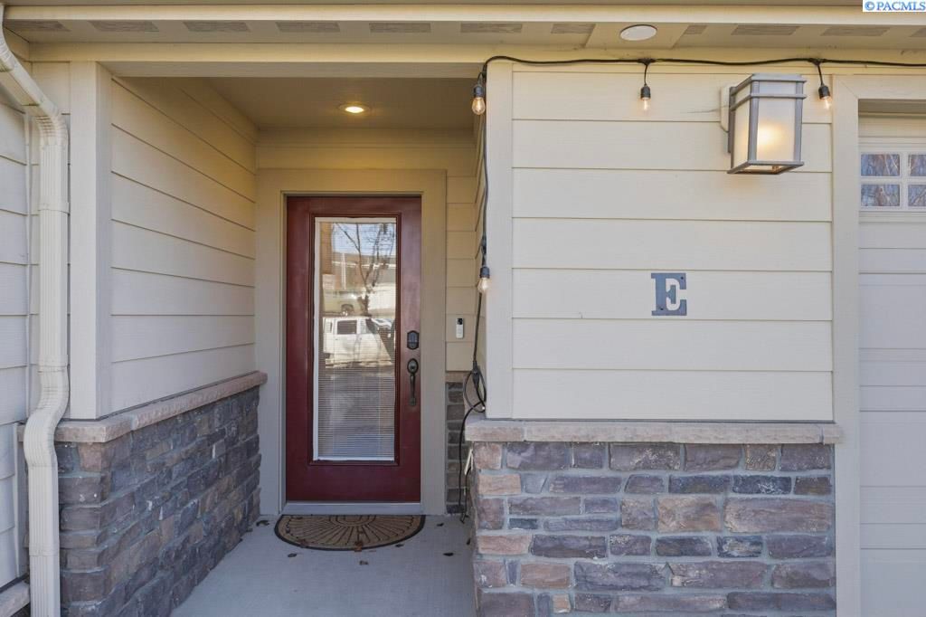 Photo of 210 NW Terreview Drive, #e, Pullman, WA 99163 (MLS # 290377)