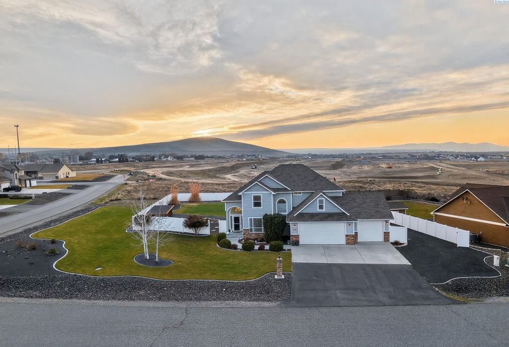 Photo of 2997 Karlee Dr, Richland, WA 99352 (MLS # 290519)