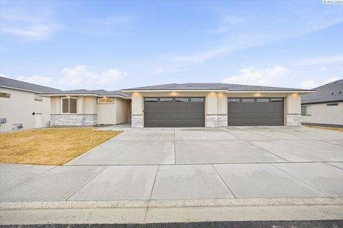 Photo of 825 Thebes St, West Richland, WA 99353 (MLS # 292119)