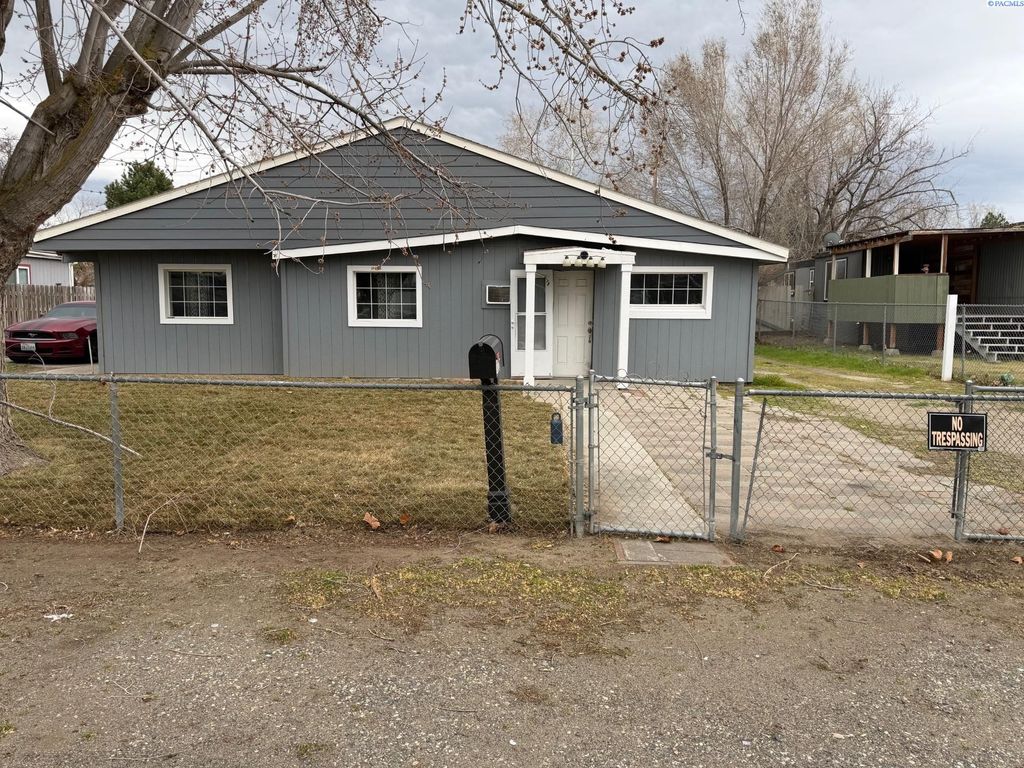 Photo of 1082 N 61st Ave, West Richland, WA 99353 (MLS # 287215)