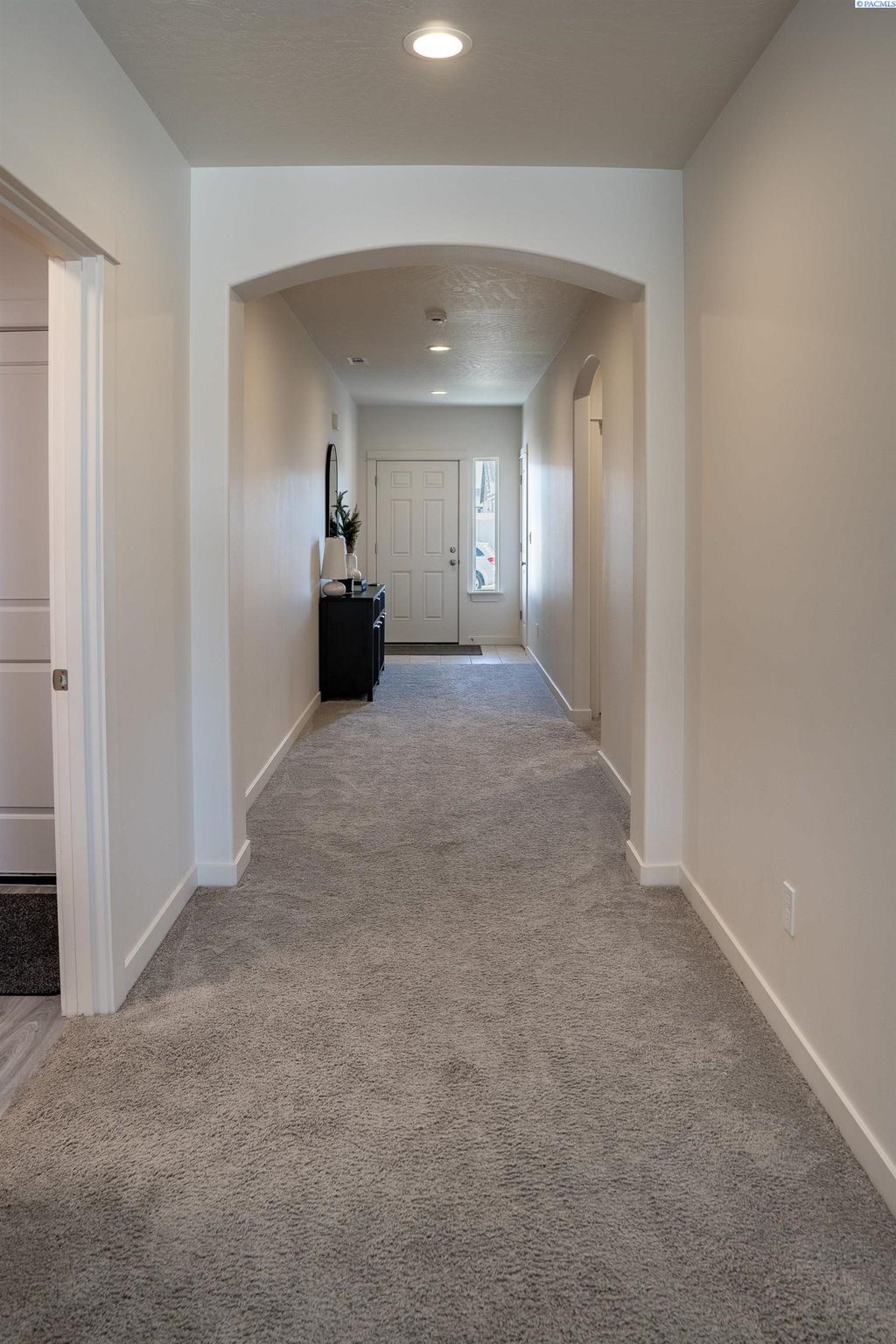 Photo of 808 Grant Avenue, Grandview, WA 98930 (MLS # 290094)