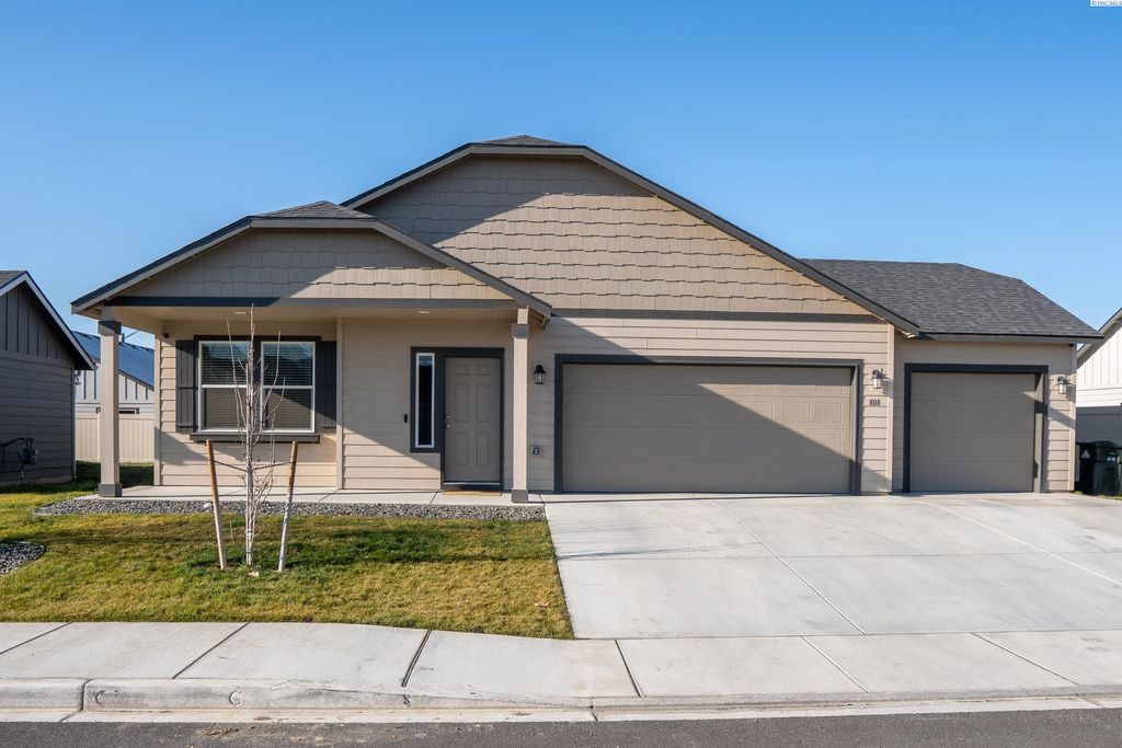 Photo of 808 Grant Avenue, Grandview, WA 98930 (MLS # 290094)