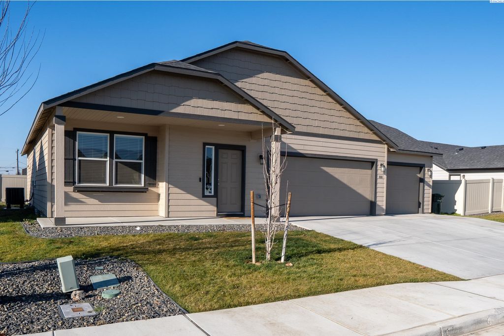 Photo of 808 Grant Avenue, Grandview, WA 98930 (MLS # 290094)