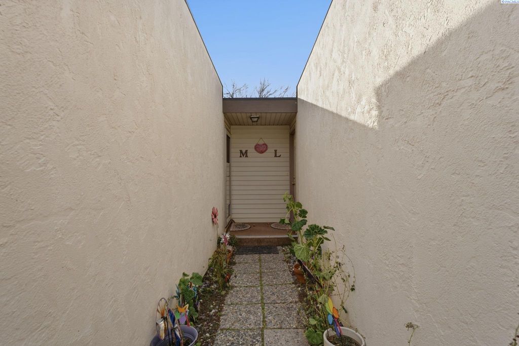 Photo of 420 S Quincy St #M, Kennewick, WA 99336 (MLS # 289768)