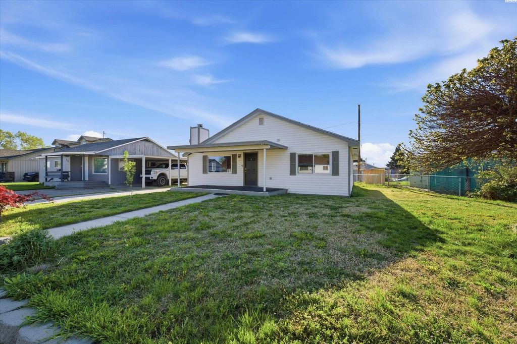 Photo of 402 Rossell Ave, Richland, WA 99352 (MLS # 292094)