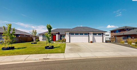 Photo of 1311 Platinum Place, West Richland, WA 99353 (MLS # 294581)