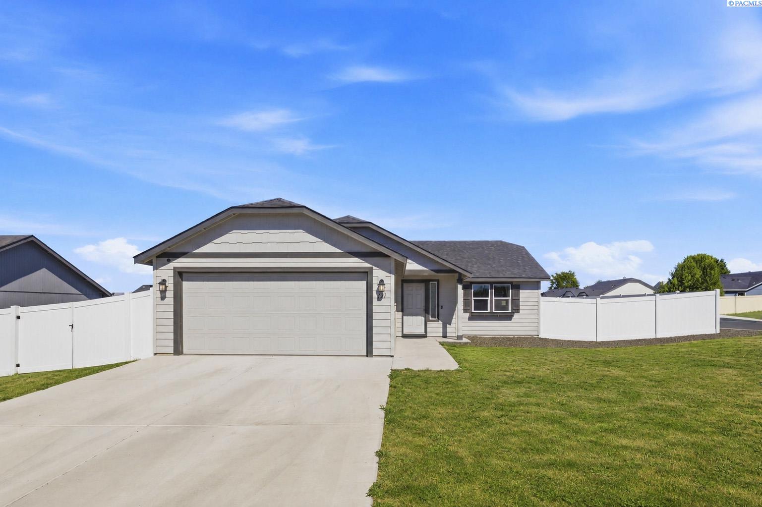 Photo 1 of 23 — 121 Bitters Loop, Grandview, WA 98930