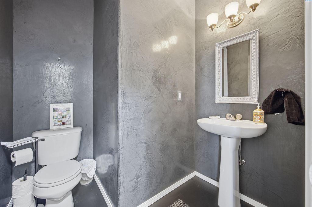 Photo of 9819 Mustang Drive, Pasco, WA 99301 (MLS # 291615)