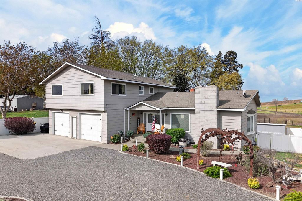 Photo of 1260 Appleway Rd, Grandview, WA 98930 (MLS # 292361)