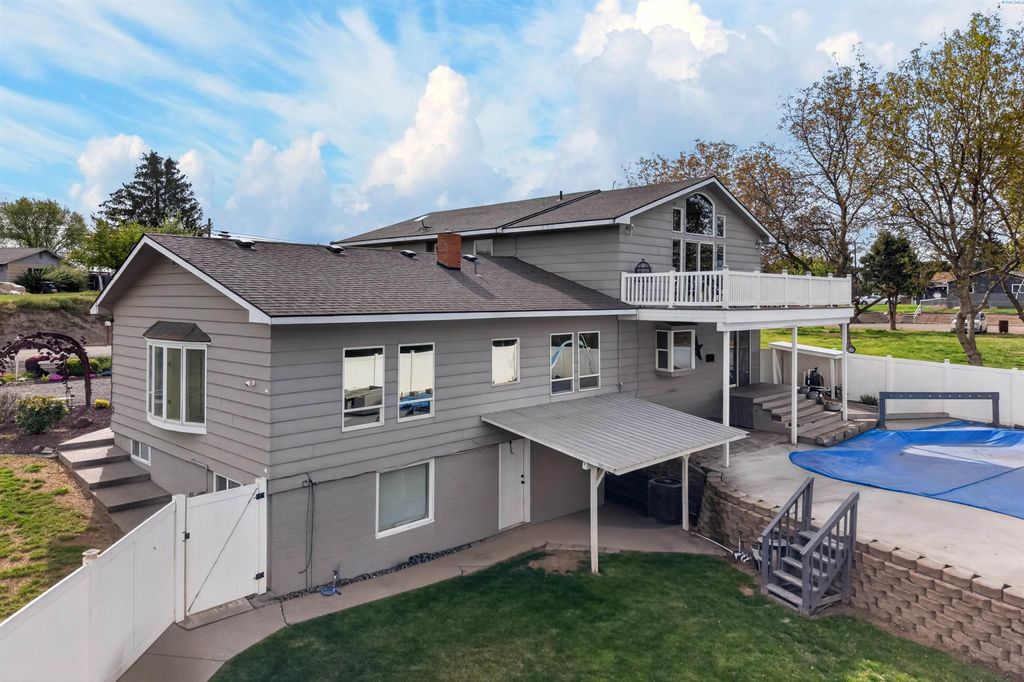 Photo of 1260 Appleway Rd, Grandview, WA 98930 (MLS # 292361)