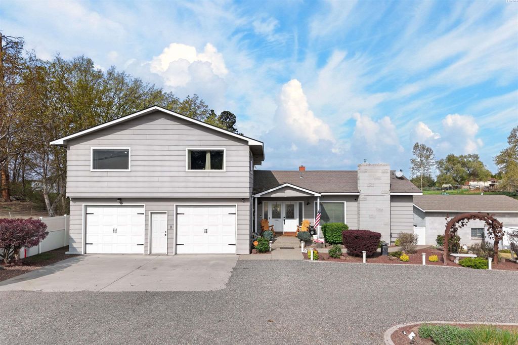 Photo of 1260 Appleway Rd, Grandview, WA 98930 (MLS # 292361)