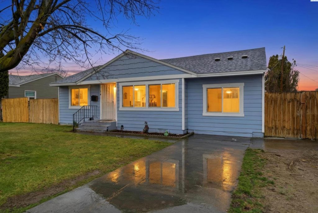 Photo of 14 S Rainier St, Kennewick, WA 99336 (MLS # 290738)