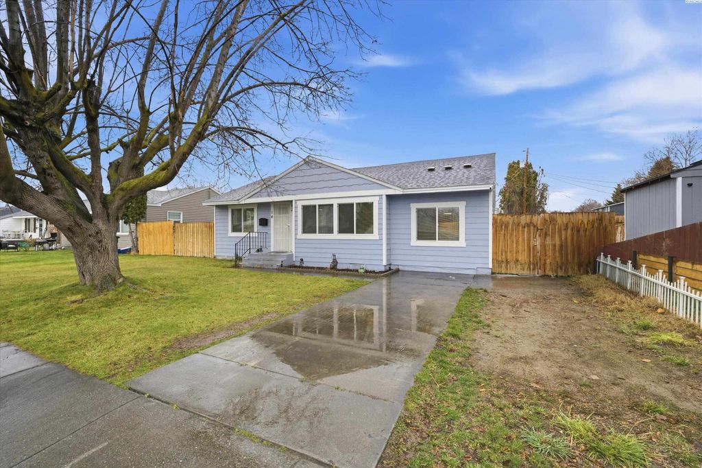 Photo of 14 S Rainier St, Kennewick, WA 99336 (MLS # 290738)