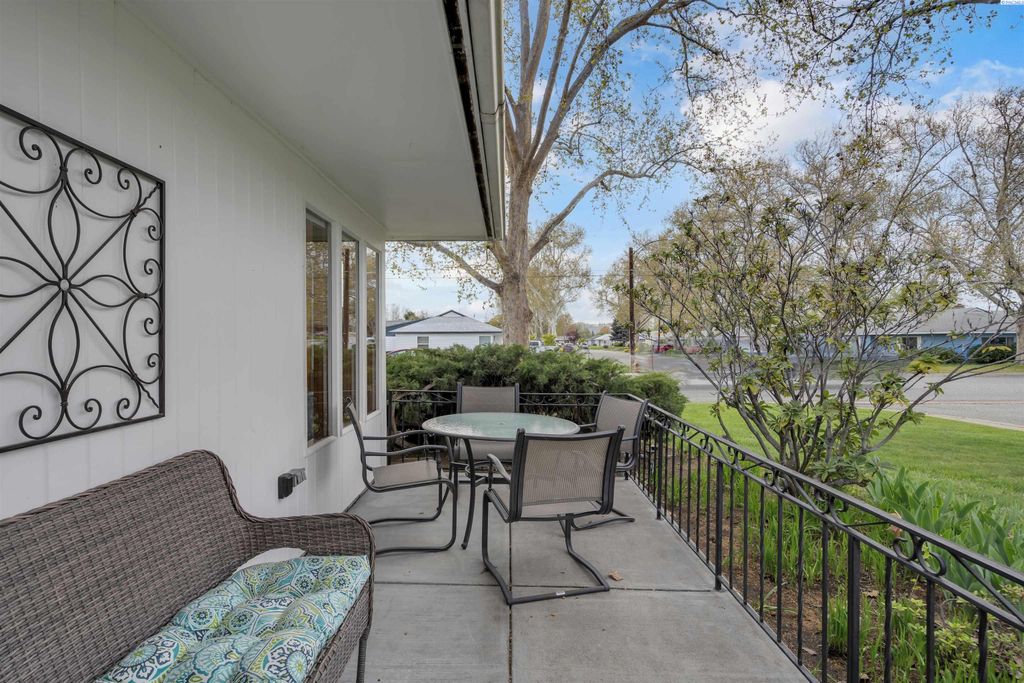 Photo of 2313 Olympia St, Richland, WA 99354 (MLS # 290473)