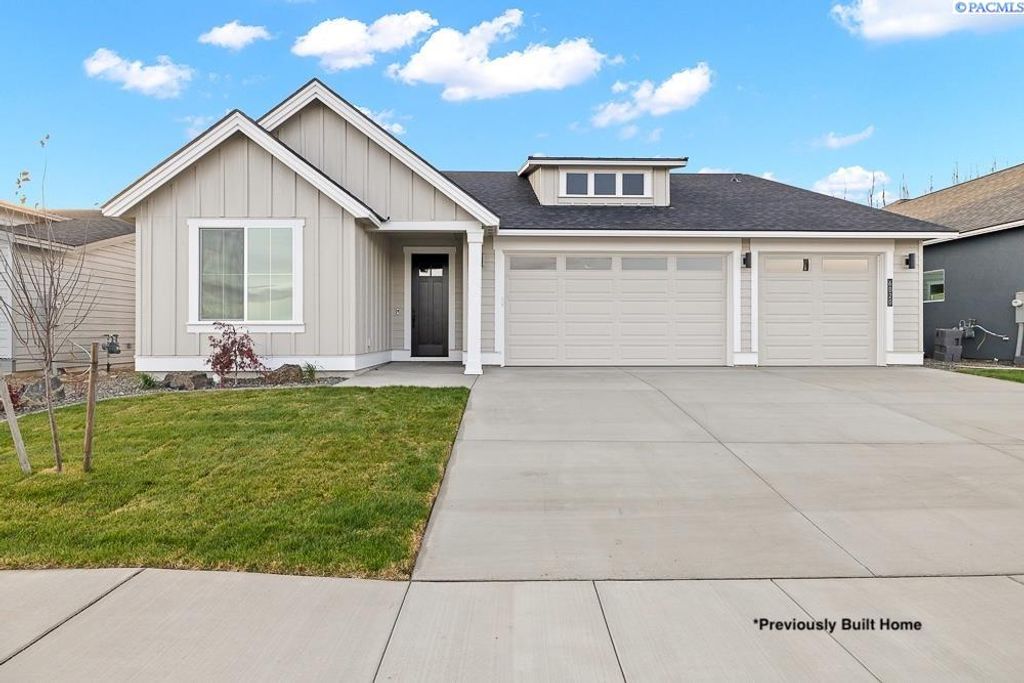 Photo of 2949 Vistara Way, Richland, WA 99354 (MLS # 291246)