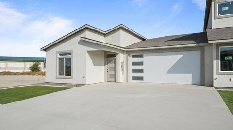 Photo of 1109 Fairhaven Loop, Richland, WA 99352 (MLS # 293035)