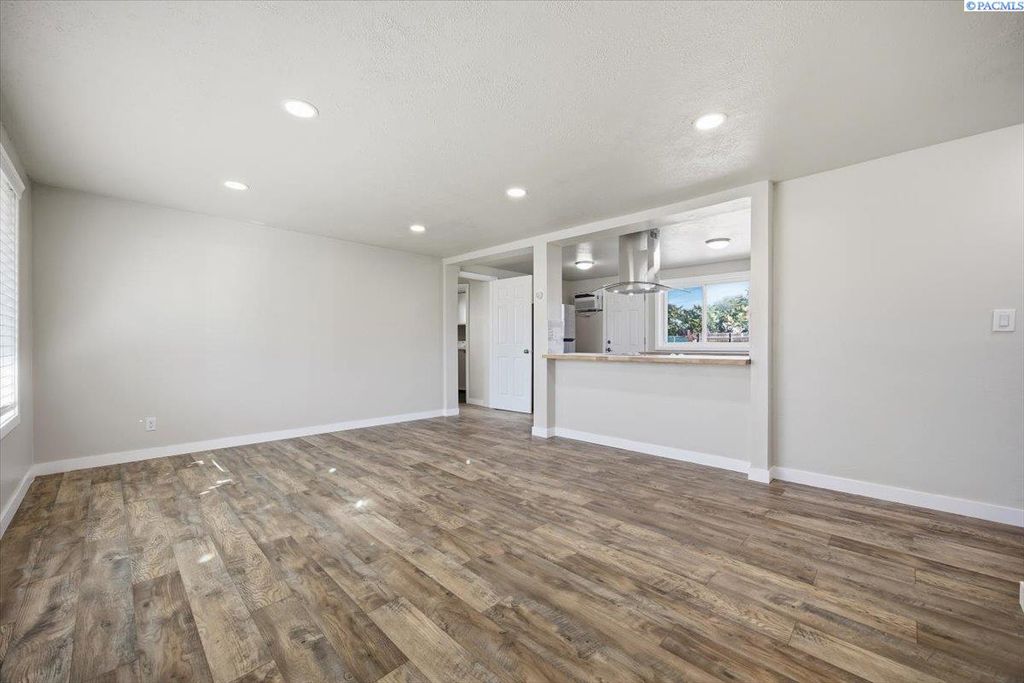 Photo of 705 S Hartford St, Kennewick, WA 99336 (MLS # 288417)