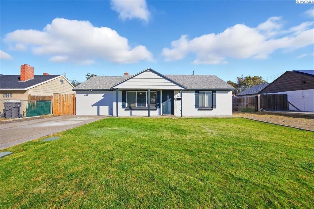 Photo of 705 S Hartford St, Kennewick, WA 99336 (MLS # 288417)