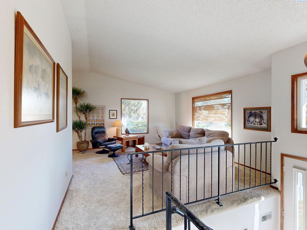 Photo of 1285 SE Earthtone Ct, Pullman, WA 99163 (MLS # 292071)