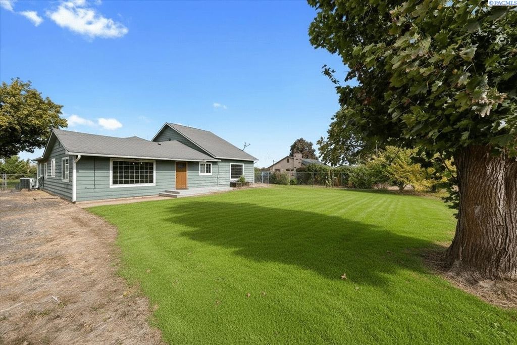 Photo of 103202 W Old Inland Empire Hwy, Prosser, WA 99350 (MLS # 288239)