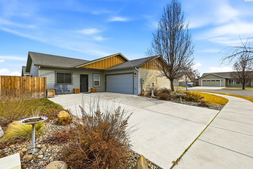 Photo of 1520 N Irving Place, Kennewick, WA 99336 (MLS # 289829)